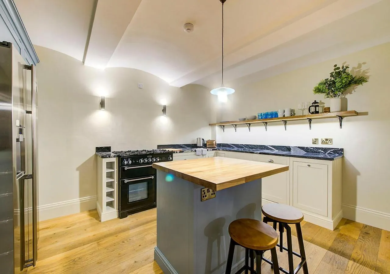 Super Central Edinburgh Castle Basement Apartment