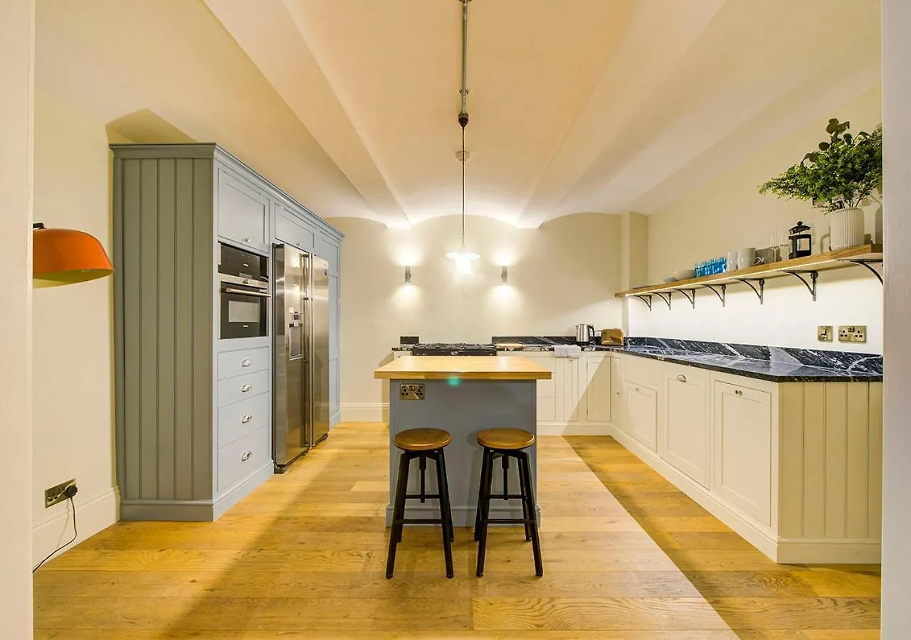 Super Central Edinburgh Castle Basement location