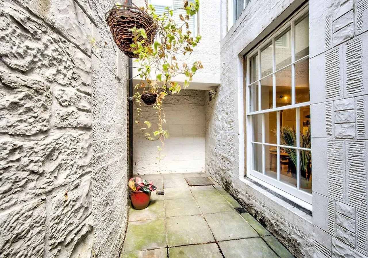 Super Central Edinburgh Castle Basement Apartment