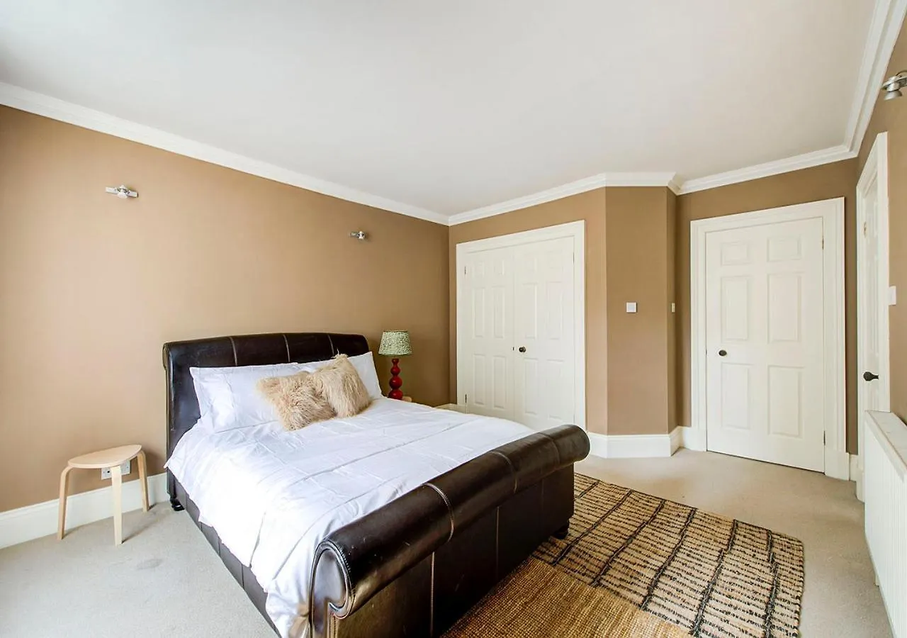 Super Central Edinburgh Castle Basement Apartment