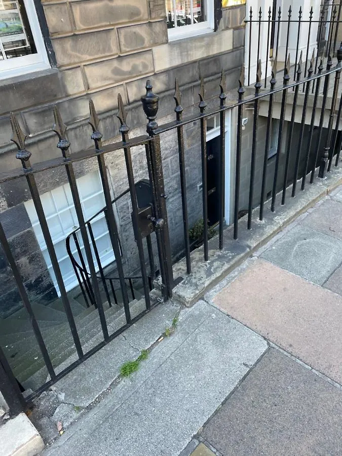Super Central Edinburgh Castle Basement Apartment